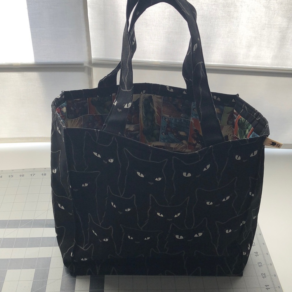 Tote bag with inner compartments for tumblers and small items